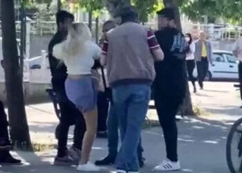 Kadın, kendisini videoya alıp taciz eden erkeği dövdü