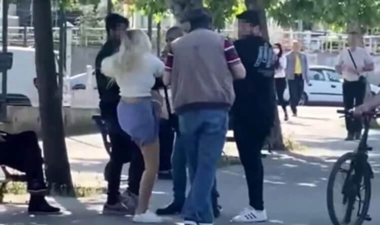 Kadın, kendisini videoya alıp taciz eden erkeği dövdü