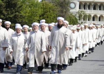 Sarıklı, cübbeli, tekbirli yürüyüşe büyük tepki