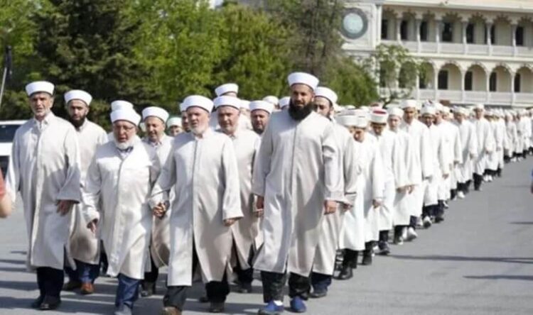 Sarıklı, cübbeli, tekbirli yürüyüşe büyük tepki