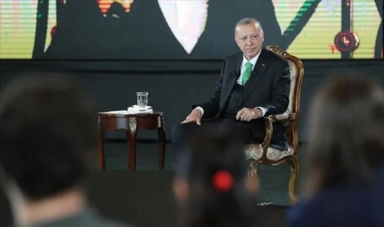 Erdoğan’dan sigara içenlere: ‘Aç, sefil geziyor ama geri durmuyor’