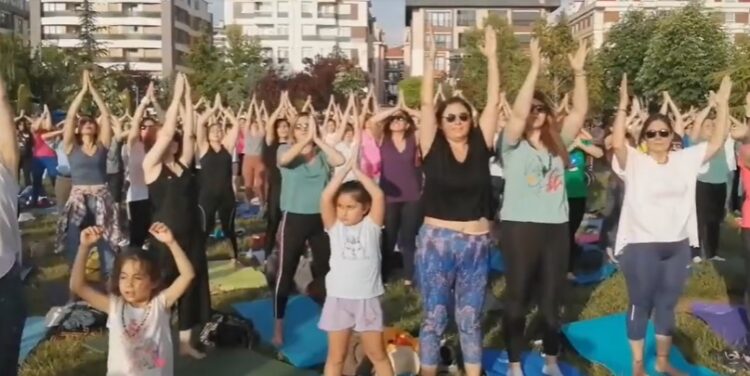 Eskişehir’deki yoga yasağı kadınlar tarafından protesto edildi