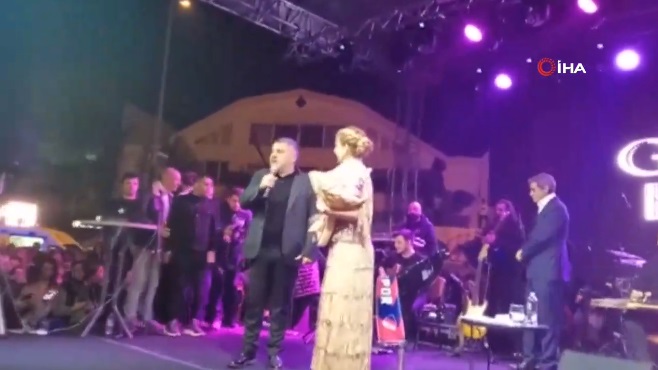Gülben Ergen konser verirken sahnede bayıldı
