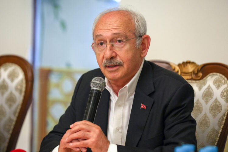 Kılıçdaroğlu, Gezi Davası tutuklularının aileleriyle bir araya geldi