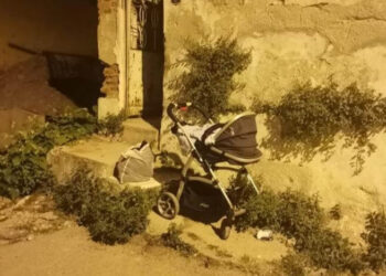 Yanında bebeği bulunan anne defalarca bıçaklandı