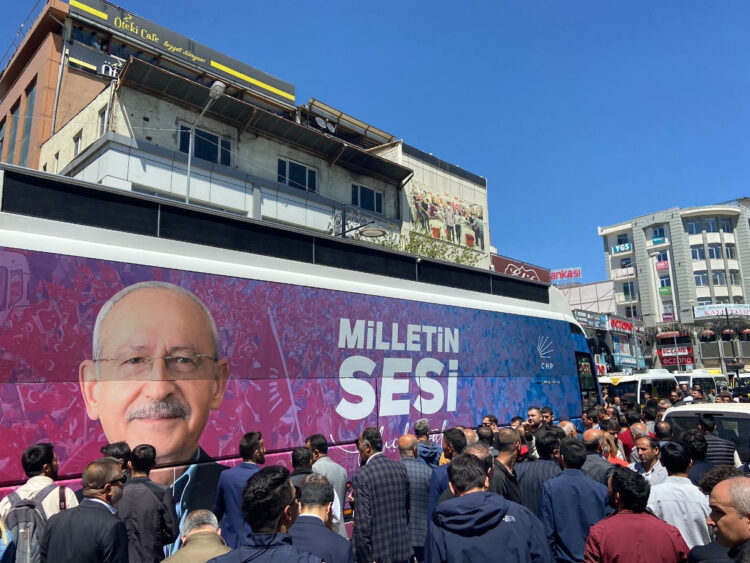 “Haritada yerimizi bulabilmişler. Biz de pusulada belki onların yerini buluruz”