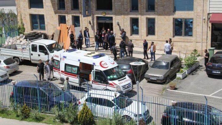 İşçilerin üzerine asansör düştü: 1 ölü, 2 yaralı