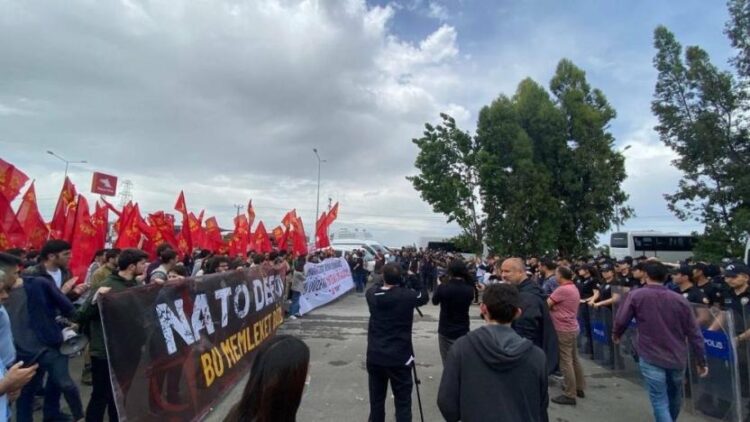 Komünist gençlerden NATO eylemi