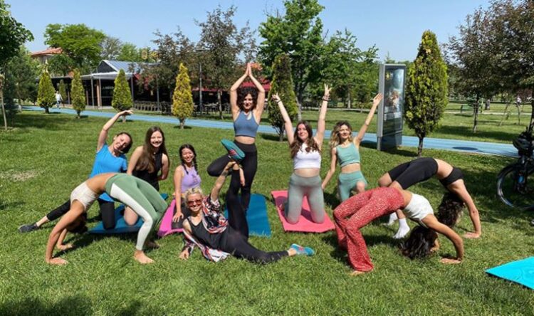Parkta yoga yapan yurttaşlar CİMER’e şikayet edildi