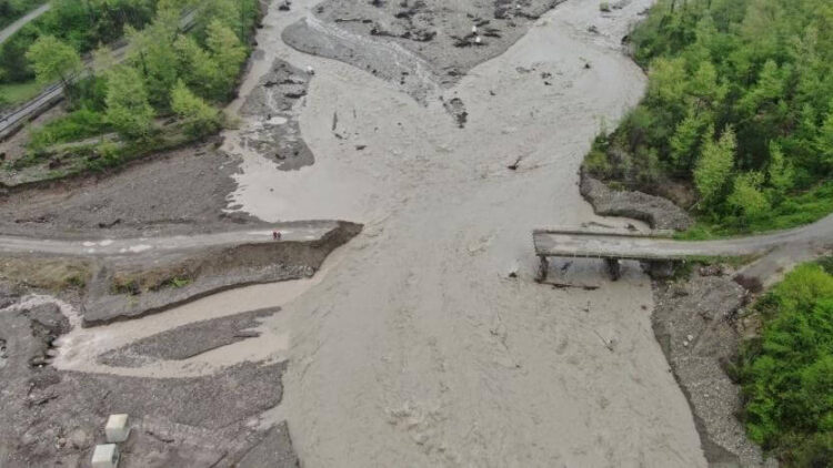 Sel felaketi yaşanan bölgede dereler yine taştı: 3 köprü ulaşıma kapatıldı