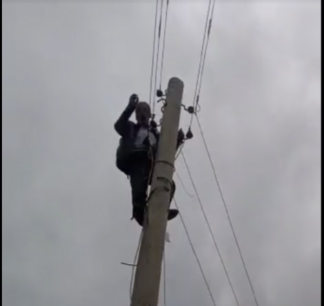 Elektrik direğine tırmanan muhtar: ‘Ben AK Parti üyesiyim, bize hizmet edilmiyor”