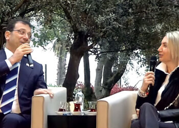 İmamoğlu çifti birlikte türkü söyledi
