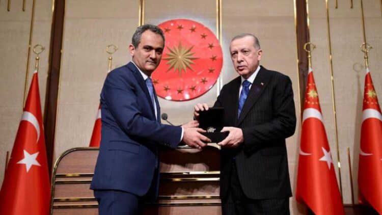 AKP’de bir kriz daha: Bakanın yanıtı sonrası vekiller salonu terk etti