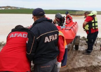 Sel 15 ili vurdu! Ev ve iş yerlerini su bastı
