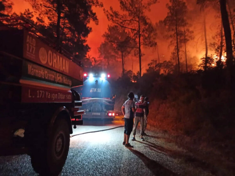 Marmaris’te ciğerlerimiz yanmaya devam ediyor! ‘Müdahaleler yetersiz’