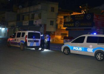 İki grup silahla çatıştı, ailesiyle birlikte evine giden kadın sırtından vuruldu
