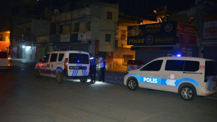 İki grup silahla çatıştı, ailesiyle birlikte evine giden kadın sırtından vuruldu