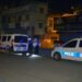 İki grup silahla çatıştı, ailesiyle birlikte evine giden kadın sırtından vuruldu