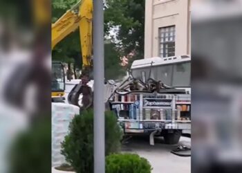 Gazi Üniversitesi’ndeki gezici kütüphane, iş makinasıyla parçalandı