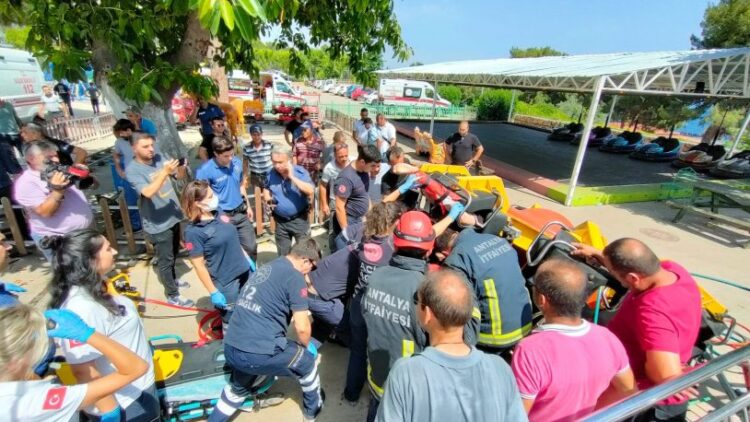 Lunaparkta salıncak platformdan çıktı! Yaralılar var
