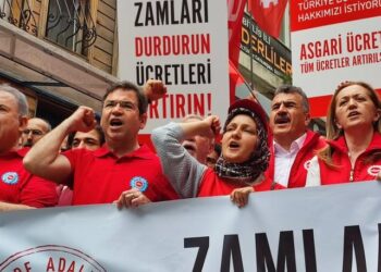 DİSK’ten ‘asgari ücret arttırılsın’ talebiyle eylem