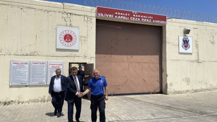 İmamoğlu, Gezi davasında tutuklanan Tayfun Kahraman’ı ziyaret etti