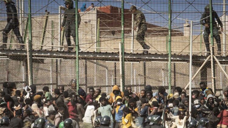 Binlerce göçmen arasında çıkan izdihamda 23 kişi hayatını kaybetti