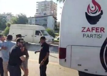 Ümit Özdağ’ın koruma aracı kaza yaptı, ortalık birbirine girdi