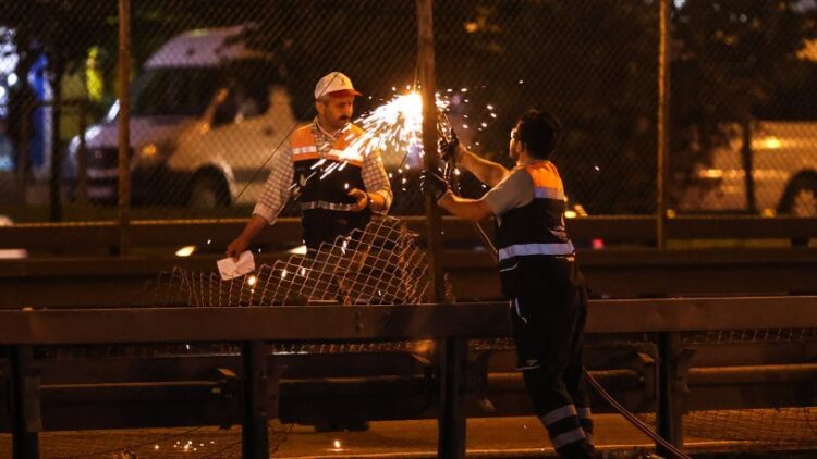 İBB’nin metrobüs hattındaki ‘Beyaz Yol’ çalışması başladı
