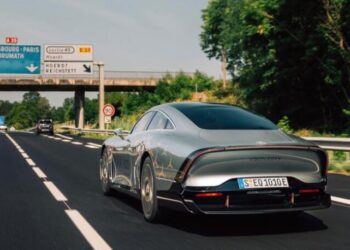 Elektrikli Mercedes tek şarjla Almanya’dan Birleşik Krallık’a gitti