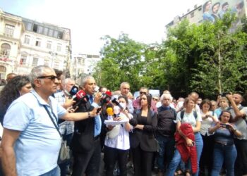 Kentsel dönüşüm mağduru Fetihtepeliler, Beyoğlu Belediye binası önünde isteklerini sıraladı