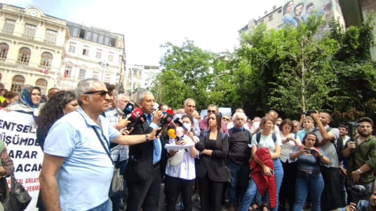 Kentsel dönüşüm mağduru Fetihtepeliler, Beyoğlu Belediye binası önünde isteklerini sıraladı