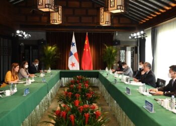Çin ve Panama Dışişleri Bakanları, diplomatik ilişkilerin 5. yıl dönümünü kutladı