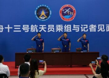 Shenzhou-13 astronotları karantina ve iyileşme sürecinin ardından ilk kez basının karşısına çıktı