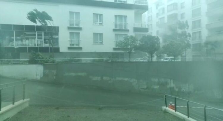 Ankara’yı yağmur ve fırtına vurdu