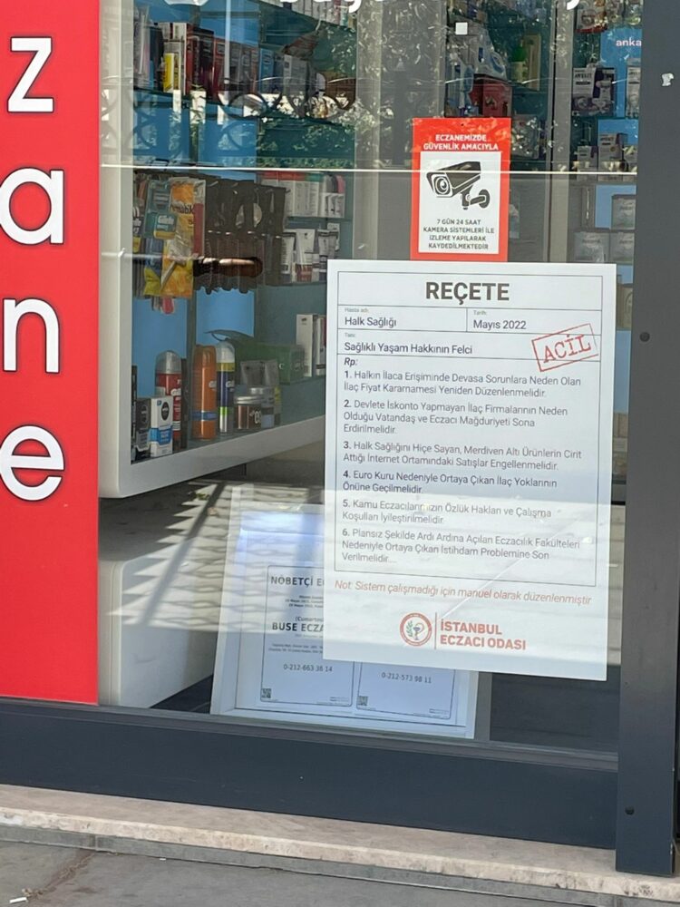 Eczacılardan ‘Reçete’ başlıklı afiş eylemi