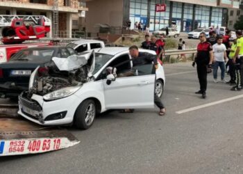 İntihar girişimini izlemek isterken zincirleme kaza yaptılar