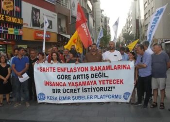 İzmir’de kamu emekçileri bordrolarını yaktı