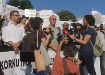 Gazeteciler Taksim’den seslendi: “Türkiye’de habercilik yok edilmek istenmektedir”