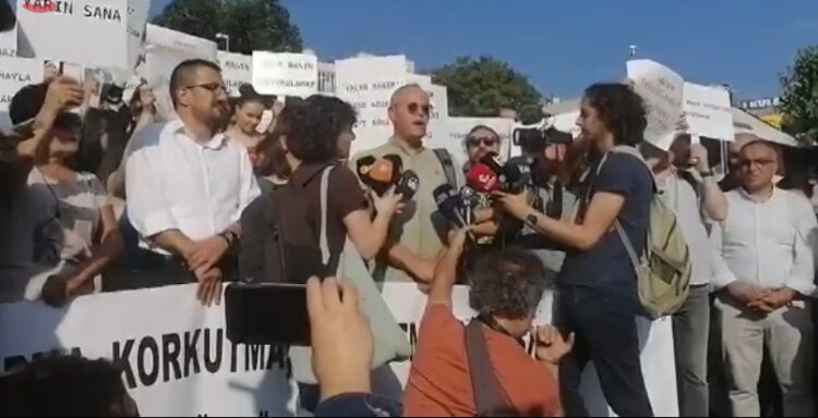 Gazeteciler Taksim’den seslendi: “Türkiye’de habercilik yok edilmek istenmektedir”