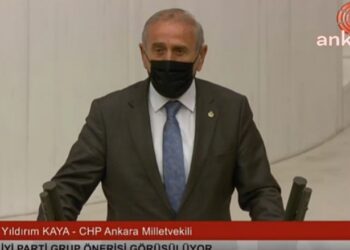 Sansür yasasını siyah maske takarak protesto etti