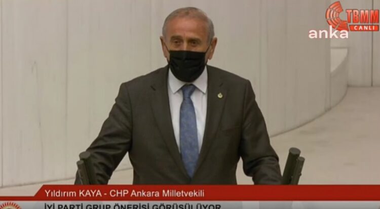 Sansür yasasını siyah maske takarak protesto etti