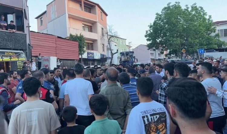 Taciz iddiası mahalleyi ayağa kaldırdı! Ortalık savaş alanına döndü