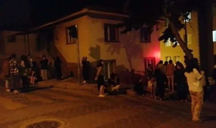 İstanbul da sarsıldı: Gece yarısı art arda korkutan depremler