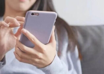 Bilim insanları uyardı: Uzun süre telefona bakanlar dikkat!