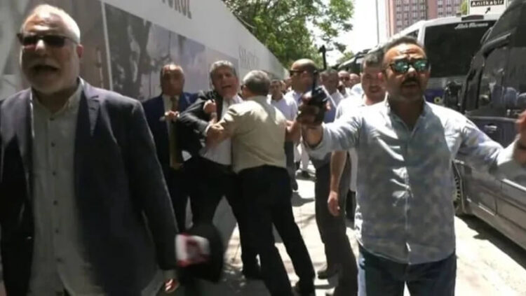 TÜİK protestosuna biber gazlı saldırı