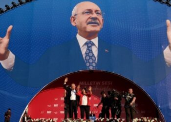 CHP’de Kılıçdaroğlu kulisleri: ‘Parti rozetini çıkaracak, yetkilerini paylaşacak’