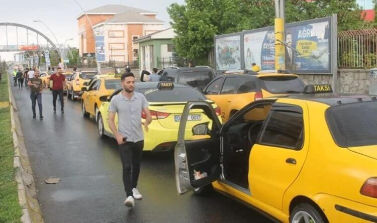 Taksicilerden akaryakıt protestosu