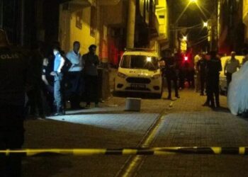 Baba, kendisini bıçaklayan oğullarını vurdu: 1 ölü