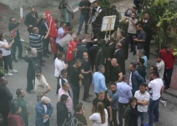 HDP önünde provokasyon: ‘Bir gece ansızın gelebiliriz’